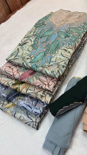 حرير ديجتال مطرز ومرصع بالكرستال مع الشيله