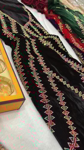 مخمل شتوي متروس كرستال ملون امام وخلف