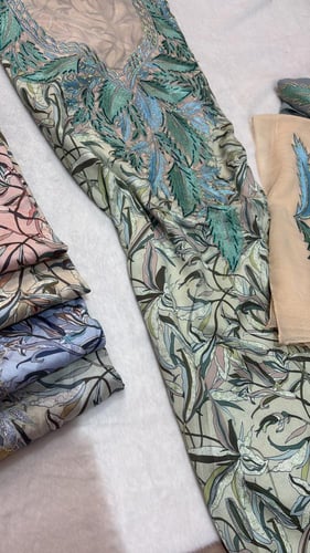 حرير ديجتال مطرز ومرصع بالكرستال مع الشيله