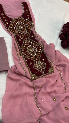الموديل البلوشي شيفون على مخمل شغل يدوي فاخرر مع ش...