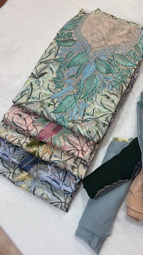 حرير ديجتال مطرز ومرصع بالكرستال مع الشيله