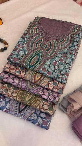 حرير ديجتال مطرز ومرصع بالكرستال مع الشيله