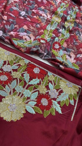 حرير ايطالي موديل دبل كم مطرز ومتروس كرستال مع الب...