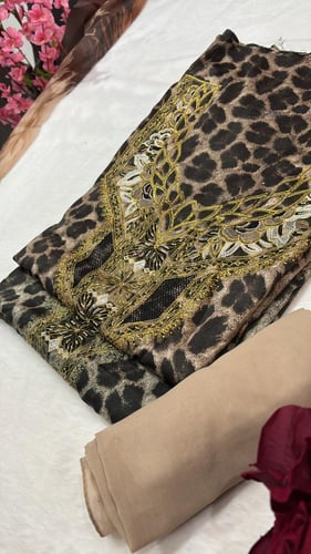 حرير اندنوسي مطرز ومرصع بالكرستال مع شيله