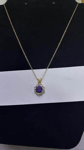 قلاده ذهبيه كرستال البنفسج مرصعه بالولو