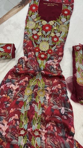 حرير ايطالي موديل دبل كم مطرز ومتروس كرستال مع الب...