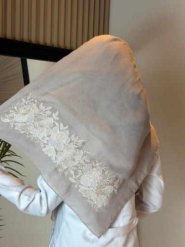 طرحة تطريز ورد الجوري