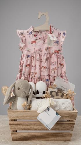 هدية مولودة من cath kidston و مذركير (غير قابلة للشحن فقط توصيل مع مندوب للقطيف و الدمام او استلام من القطيف)