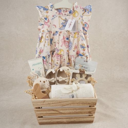 هدية مولودة من cath kidston و مذركير (غير قابلة للشحن فقط توصيل مع مندوب للقطيف و الدمام او استلام من القطيف)