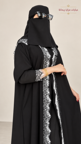 عباية أنيقة بقصّة نصف كلوش من قماش إنترنت