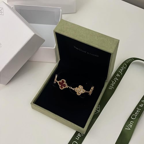 اساور فان كليف مع ملحقاتها