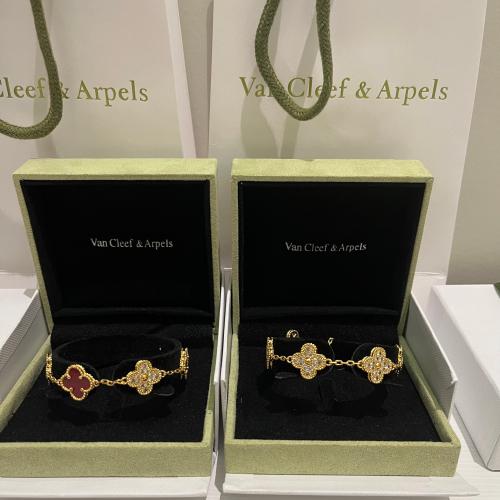 اساور فان كليف مع ملحقاتها