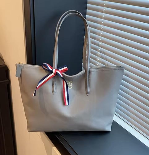 شنطة تومي هيلفيغر مقاس لارج متعدد الالوان