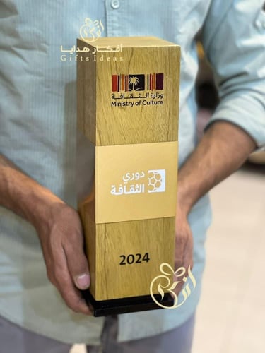 درع تكريم خشبي بشكل كاس رياضي