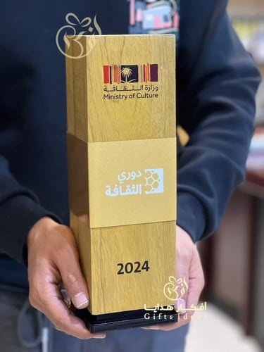 درع تكريم خشبي بشكل كاس رياضي