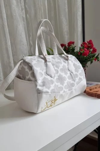 شنطة الابتسامة مع جلد ابيض - الوان متعددة