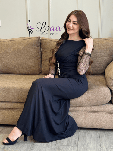 فستان السهرة الأسود بتفاصيل شبكية ولمسات لامعة