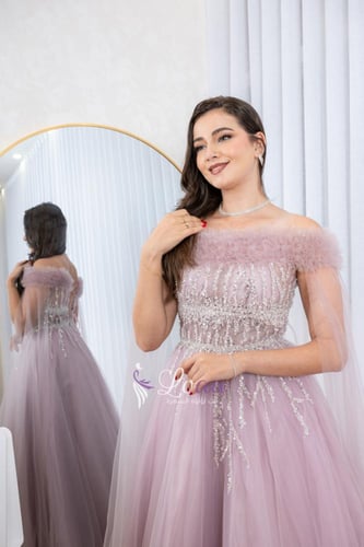 فستان وردي بأكمام شفافة مزينة باللؤلؤ اللامع، تصمي...