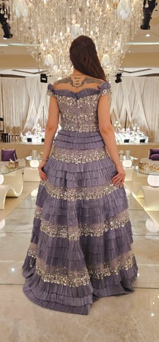 فستان بليسيه بنفسجي فاتح مطرز يدويًا بالترتر الفضي