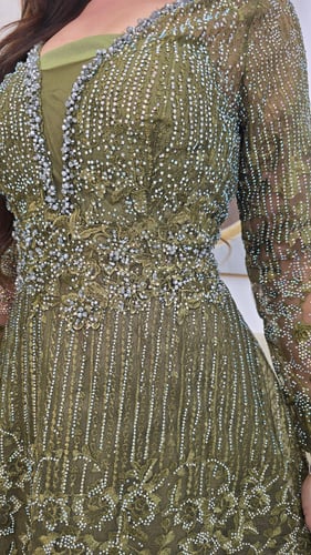 فستان السهرات الانيق باللون الاخضر الزمرد بتصميم م...