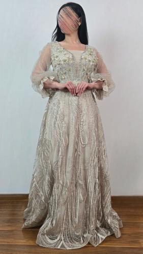 فستان نغم اللؤلؤ لمسة ملكية بتفاصيل فاخرة وتطريز س...