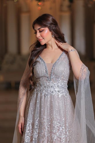 فستان سهرة فخم بلون لحمي مع تطريز فاخر وأكمام شفاف...