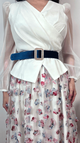 "فستان بلمسة رومانسية بنعومة الزهور