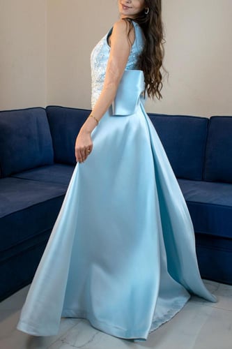 فستان سهرة سماوي طويل بتطريز