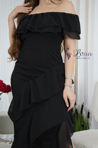 فستان أسود طويل بتفاصيل طبقات على الأكتاف وجزء سفل...