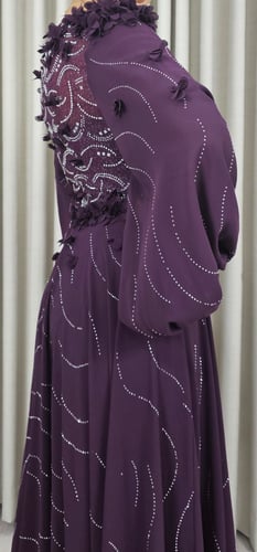 فستان سهرة بنفسجي مطرز بالترتر مع ورود بارزة وأكما...