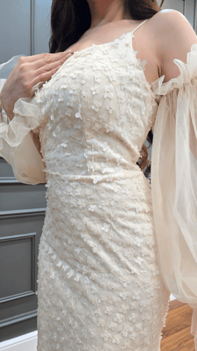 فستان سهرة ناعم بأكمام منفوشة باللون السكري