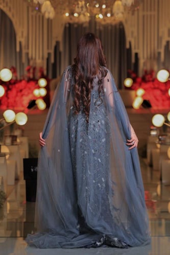 فستان ملكي رمادي مطرز بالأحجار مع كيب شفاف وريش فا...