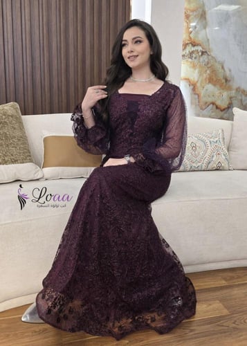 فستان دانتيل أرجواني فاخر بأكمام شفافة