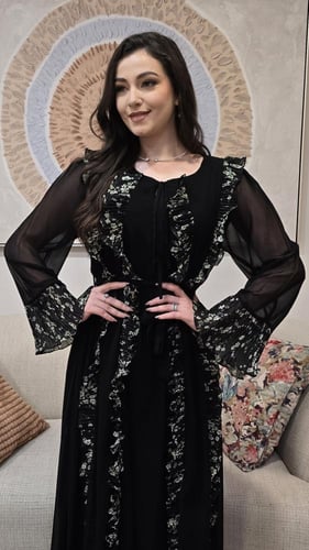 فستان سهرة أسود أنيق بأكمام شيفون واسعة وكشكش مزين...