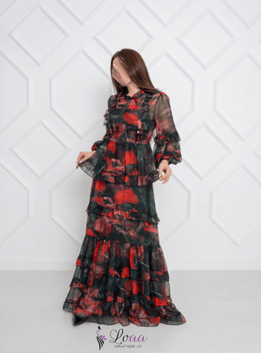 فستان طويل بطبعة زهور حمراء وسوداء مع طبقات