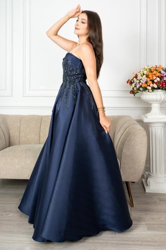 فستان سهرة مميز باللون الكحلي مع تفاصيل لامعة بأكم...