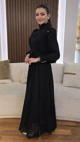 فستان أسود فااخر بتصميمه المحتشم والأنيق