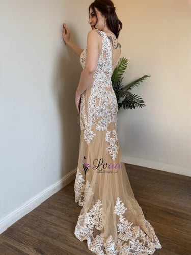 فستان دانتيل فاخر بقصة حورية البحر وتصميم شفاف