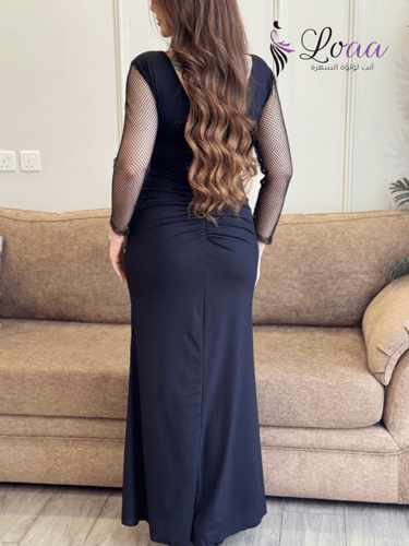 فستان السهرة الأسود بتفاصيل شبكية ولمسات لامعة