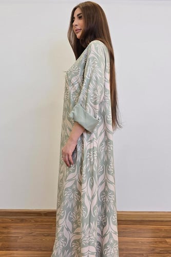 جلابية الأخضر الفاتح بتطريز اللؤلؤ والتفاصيل الراق...