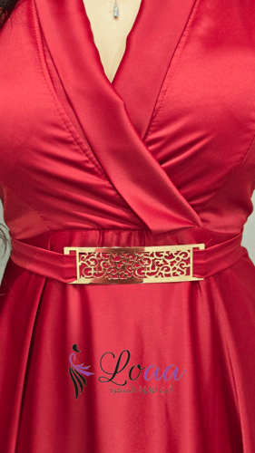 فستان السهرة الأحمر الملكي بحزام ذهبي وأكمام شفافة...