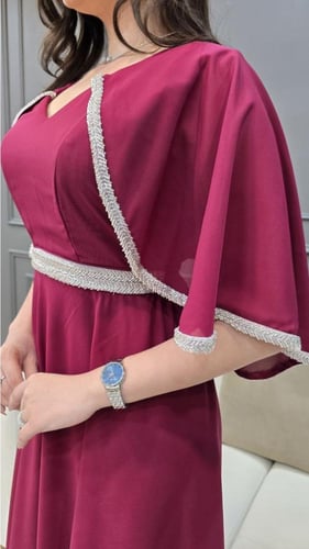 فستان سهرة بورغندي بتصميم ملكي مزين بالتطريز الفاخ...