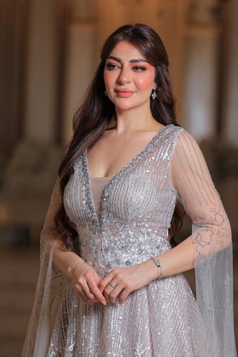 فستان سهرة فخم بلون لحمي مع تطريز فاخر وأكمام شفاف...