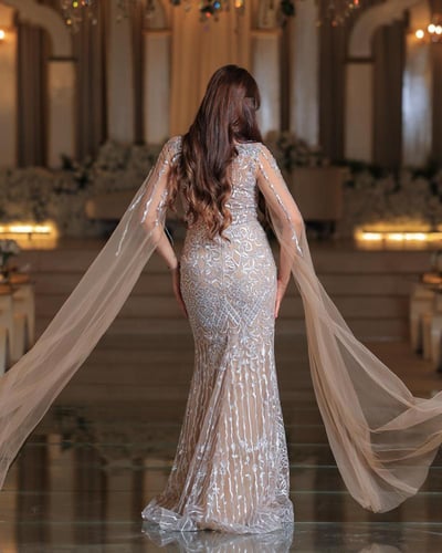 فستان سهرة بيج بتصميم فاخر ومطرز بالخرز والأكمام ا...