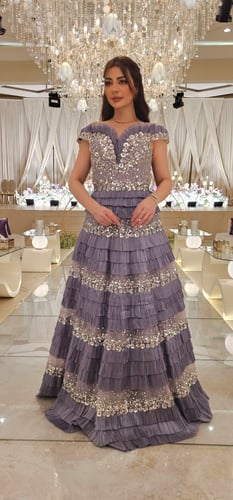 فستان بليسيه بنفسجي فاتح مطرز يدويًا بالترتر الفضي