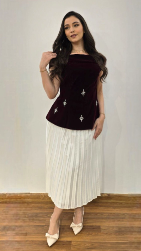 فستان مخملي بلون عنابي فاخر مع قصة انثوية