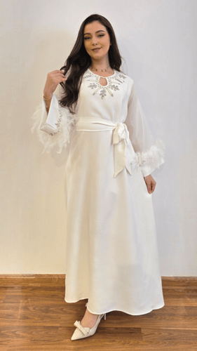 فستان أبيض بالريش الفاخر بحزام للمناسبات الراقية