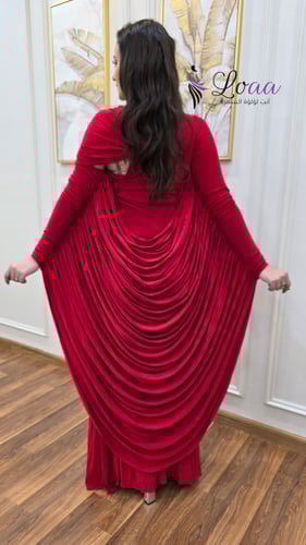 فستان الكريب الأحمر بتصميم الطيات الملتفة