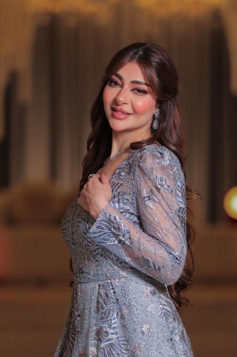 فستان سهرة فضي بتطريز لامع وتصميم ملكي بأكمام شفاف...