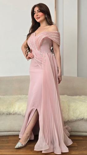 فستان الأناقة الوردي بتصميم أنثوي وتفاصيل مطرزة